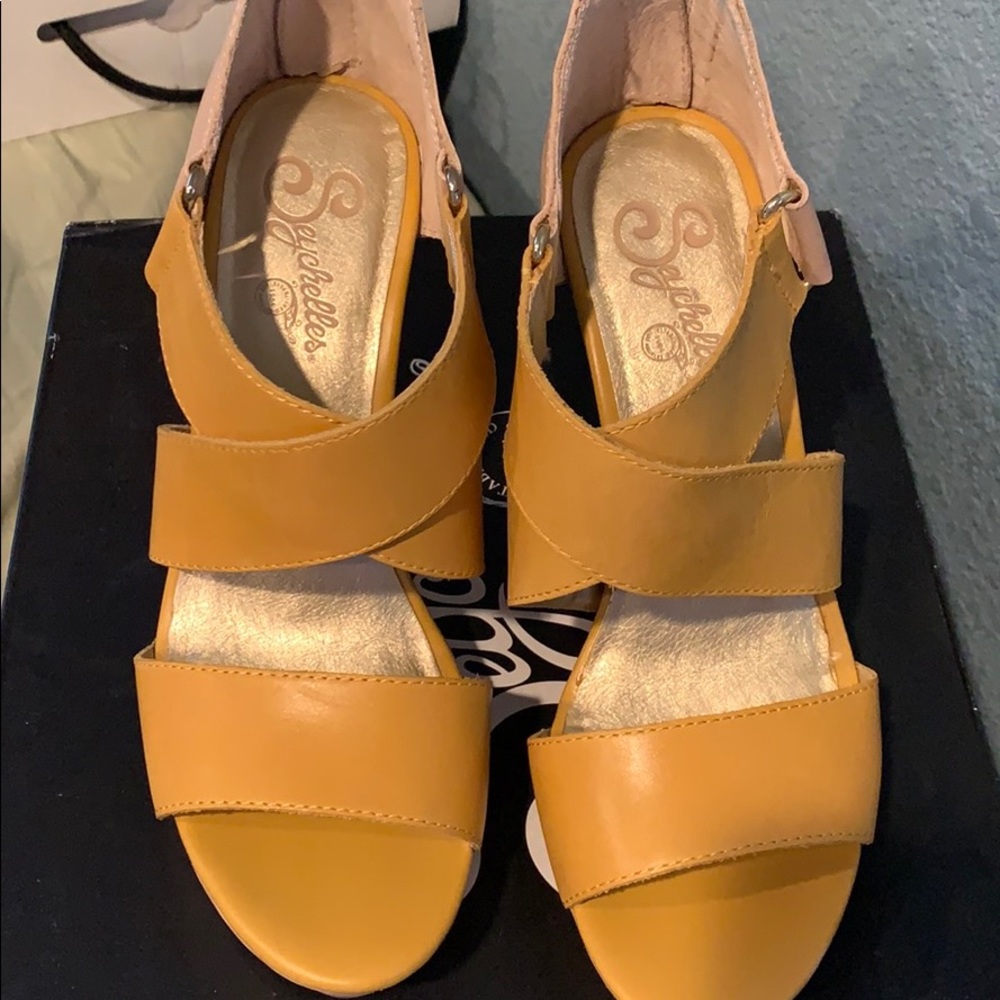 Strappy wedge
